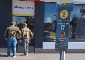 Delincuentes roban con arma blanca en McDonalds Copiapó escapan en